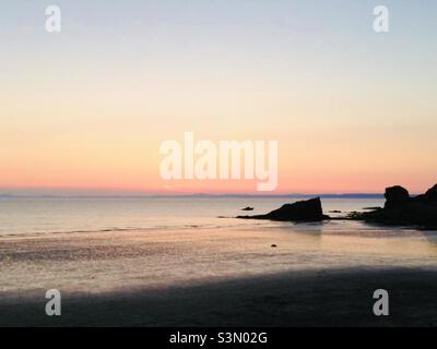 Vibrante tramonto sulla spiaggia di Broad Haven a Pembrokeshire West Wales UK Foto Stock