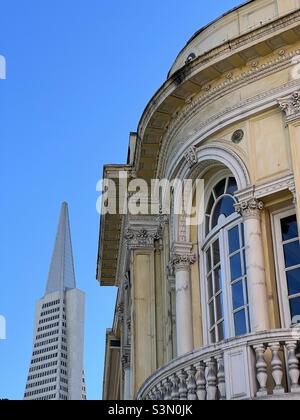 Edificio Transamerica Pyramid accanto al Vesuvio Cafe di San Francisco. Foto Stock