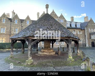 Una vista generale del vecchio mercato Hall, conosciuta come la Croce del burro a Oakham in Rutland Foto Stock