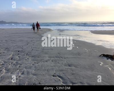 Coppia che tiene le mani sulla spiaggia di Carmel, Carmel vicino al mare. Foto Stock