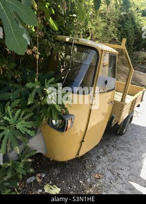 Trovato questo Piaggio Ape giallo che potrebbe essere stato parcheggiato in modo permanente durante un'escursione fino a Ravello. Foto Stock