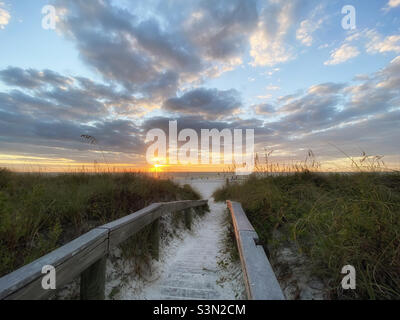 Tramonto sulla spiaggia di Pass-a-Grille Foto Stock