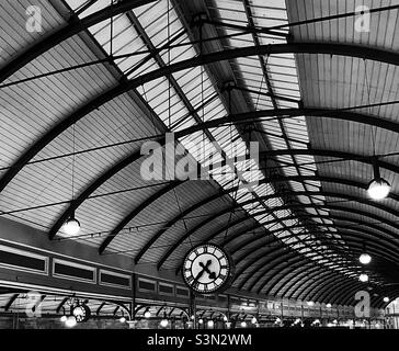 "In orario…" Una vista in bianco e nero della stazione centrale di Newcastle Foto Stock