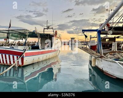 Porto di Acciaroli, barche da pesca, Marina di Acciaroli, Pollica Foto Stock