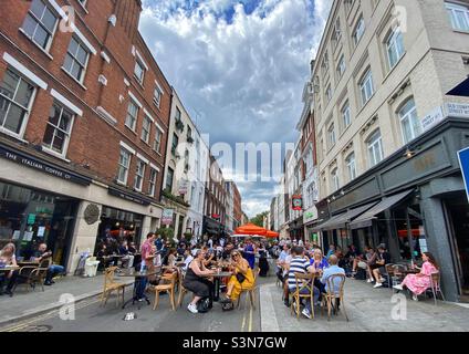 Dining al fresco a Soho, Londra Foto Stock