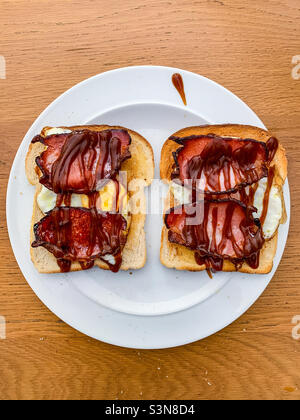 Sandwich tostato con uova e pancetta Foto Stock