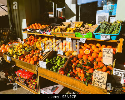 Frutta @ Veg fuori di un negozio alimentare Highgate Foto Stock