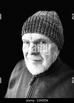 Vecchio con barba e cappello di lana, in bianco e nero Foto Stock