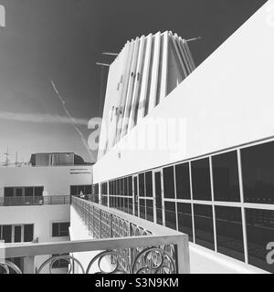 Dicembre 2021, balcone su un piano della sala conferenze all'Eden Roc and Nobu Hotel, Mid-Beach, Miami Beach, Florida, Stati Uniti, Nord America Foto Stock