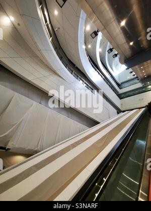 Nuove scale mobili per la nuova linea Shatin MTR nella stazione Admiralty di Hong Kong. Foto Stock