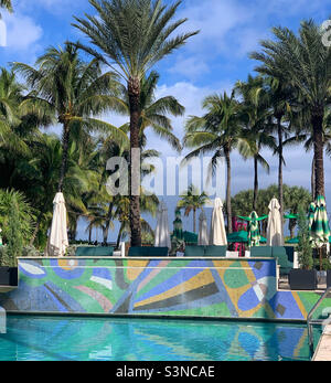 Gennaio, 2022, piscina e palme, Kimpton Surfcomber Hotel, South Beach, Miami Beach, Florida, Stati Uniti, Nord America Foto Stock