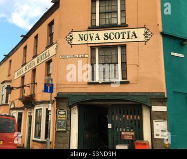 Il Nova Scotia Hotel a Bristol, Inghilterra, Regno Unito. Vicino al bacino del Cumberland presso il porto di Bristol, il Nova Scotia è un pub storico e un edificio storico. Foto Stock