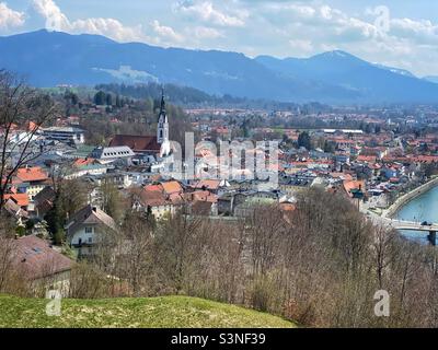 Bad Tölz vista con le Alpi sullo sfondo, la Germania. Foto Stock