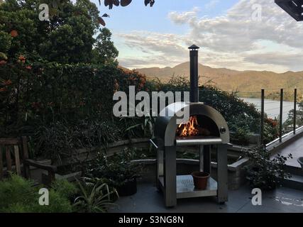 Forno a legna per pizza in riscaldamento, a Sai Kung, Hong Kong. Foto Stock