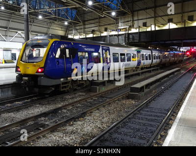 Northern Trains Classe 195 Diesel Multiple Unit attende i passeggeri a Leeds mentre effettuano un servizio per York Foto Stock