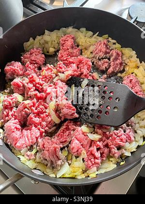 Primo piano di una padella piena di carne macinata e cipolle, 2022, USA Foto Stock