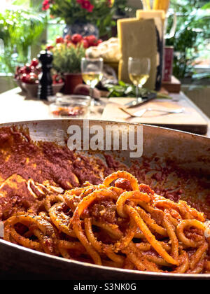 Spaghetti amatriciana in cucina Foto Stock