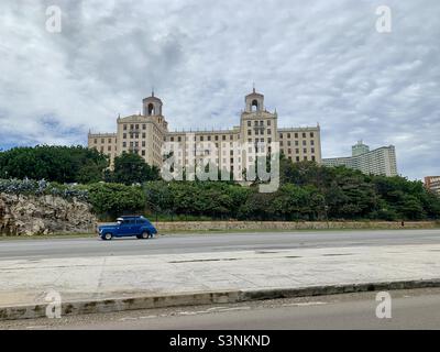 Auto classica americana di fronte al National Hotel ‚Hotel Nacional de Cuba, Vedado, l'Avana, Cuba Foto Stock
