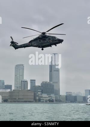 Un chopper atterra all'elipad di WAN Chai presso il porto Victoria di Hong Kong. Foto Stock