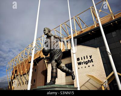 Una statua del calciatore Billy Wright è visibile fuori dallo stadio Molineaux, sede della squadra di calcio Wolverhampton Wanderers. Foto Stock