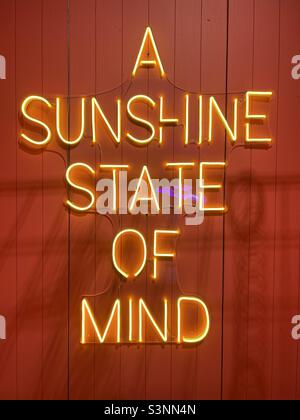 Neon segno sole stato della mente Foto Stock