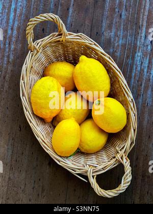 Limoni freschi in un cestino . Isolato Foto stock - Alamy