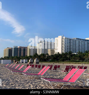 Gennaio, 2022, sdraio sulla spiaggia al mattino, South Beach, Miami Beach, Florida, Stati Uniti, Nord America Foto Stock