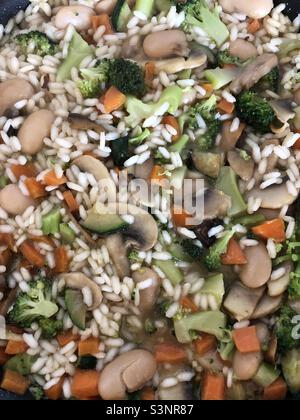 Risotto di riso cotto con verdure Foto Stock