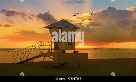 Bagnino con sfondo al tramonto all'Ala Moana Beach Park nella città di Honolulu, isola di Oahu Hawaii Foto Stock