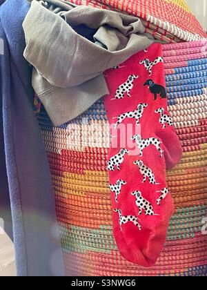 Primo piano di vestiti sporchi appesi da un cesto di lavanderia in una casa residenziale, Stati Uniti Foto Stock