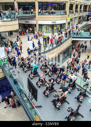 Lezione di ciclismo e spinning all'interno del centro commerciale Trinity nel centro di Leeds Foto Stock