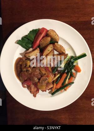 Pasto equilibrato di tutti i giorni: Carne, patate, verdure. Chow giornaliero. Pasto principale. Uno dei tre pasti quadrati al giorno. Pinzatura. Senza pretese. Adulto Foto Stock