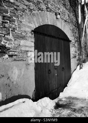 Vecchia porta di quercia in bianco e nero. Foto Stock