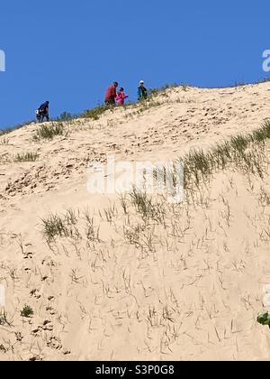 Un colpo ascendente degli arrampicatori che dormono le dune del Michigan Foto Stock