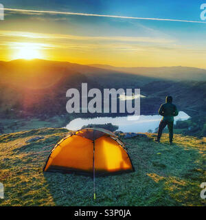 Primavera Alba dopo Wild Camp su Silver come, guardando oltre Grasmere e Rydal acqua, nel Lake District inglese, Cumbria Foto Stock