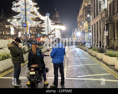 Batgirl - filmare una scena di acrobazie motociclistiche a George Square, Glasgow. Foto Stock