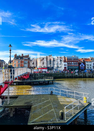 Passa il ponte sul fiume esk a Whitby North Yorkshire Foto Stock