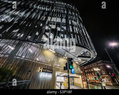 Parcheggio auto a più piani Victoria Leeds di notte Foto Stock