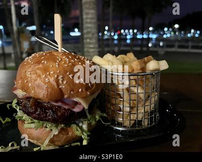 Hamburger con pancetta e formaggio e patatine fritte Foto Stock