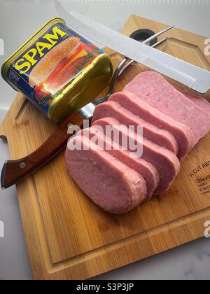 Una lattina di Spam affettata su un tagliere in una cucina residenziale, 2022, USA Foto Stock