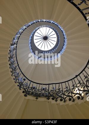 Scala a chiocciola al Queens House a Greenwich preso da sotto. Foto Stock