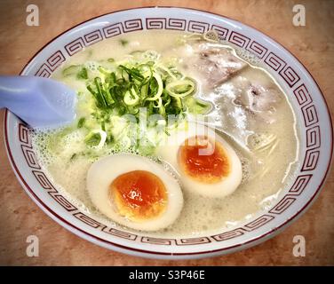 Ramen di Hakata, spaghetti di ramen in stile Hakata in brodo di maiale, con uova sode di hanjuku, cipolla verde e pancia di maiale brasata al chashu, sradved a Fukuoka, Giappone Foto Stock