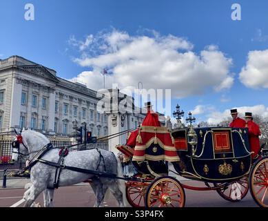 Ora di punta. Buckingham Palace, Londra SW1A 1AA. Foto Stock