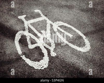 Quest'area è dedicata alle biciclette. Il segnale universale per una pista ciclabile. Photo Credit - ©️ COLIN HOSKINS. Foto Stock