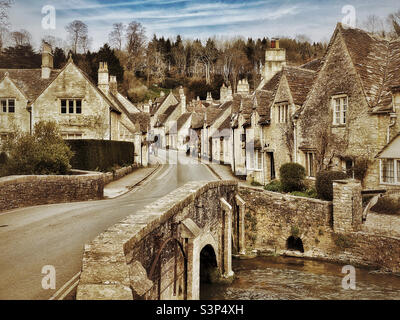 Il villaggio di Castle Combe nel Wiltshire, è considerato uno dei più belli in tutta l'Inghilterra. Questa famosa destinazione turistica è stata utilizzata come location per molti film e programmi TV Foto Stock