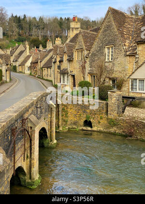 Castle Combe nel Wiltshire è considerato uno dei villaggi più belli d'Inghilterra. È popolare tra i turisti ed è stato utilizzato come location cinematografiche. Foto ©️ COLIN HOSKINS. Foto Stock