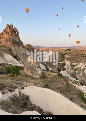 Vista sulla Capadocia con balloni sullo sfondo Foto Stock