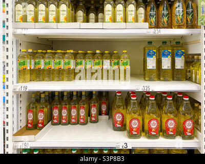 Bottiglie di olio da cucina sugli scaffali dei supermercati. Foto Stock