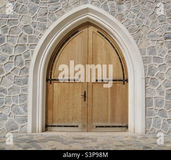 Le belle porte anteriori della Chiesa Anglicana di San Giovanni a Menton, Francia. Foto Stock