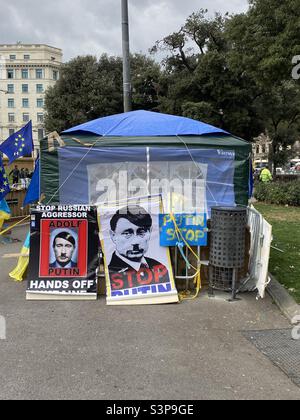 Protesta contro la guerra in Ucraina su Plaza de Catalunya, Barcellona, Catalunya, Spagna. 17 marzo 2022. Foto Stock